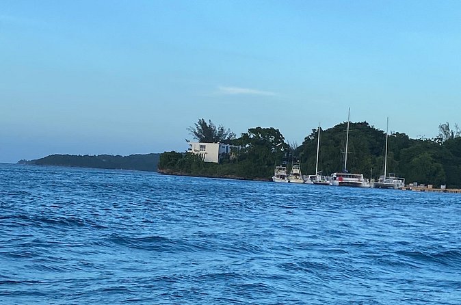 4 Hours Party Boat Catamaran Cruise in Negril - Arriving at Rick’s Cafe
