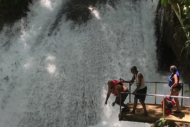 Bamboo Rafting with lime stone - What the two-hour outing feels like