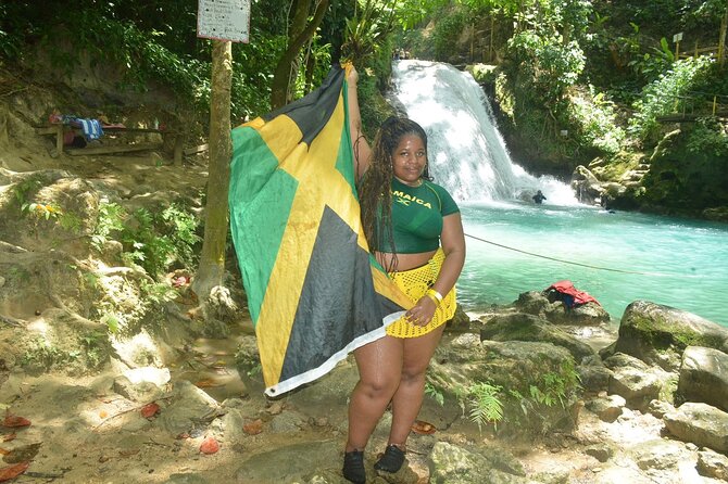 Blue Hole and Bamboo Rafting Ocho Rios - Ray and Tracy make the transport matter