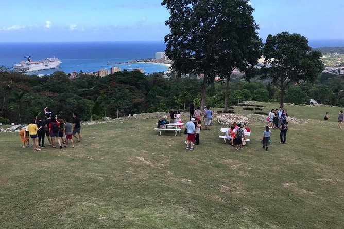 Blue Hole and Sightseeing Tour from Ocho Rios - The Ocho Rios sightseeing and shopping stops