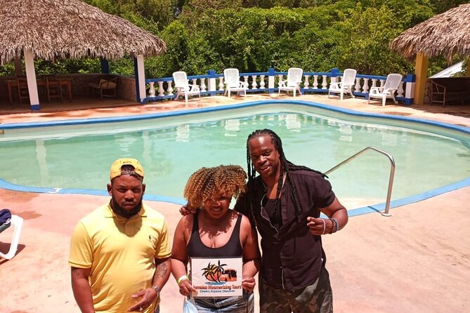 Blue Hole Mineral Spring, Seven Mile Beach, Ricks Cafe/ Shopping Private Tour - Who should choose this experience?