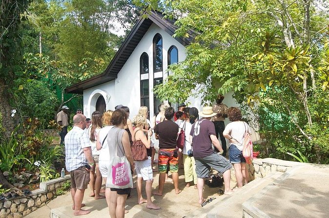 Bob Marley Nine Miles, sightseeing and local food and fruit stop - A local food and fruit stop