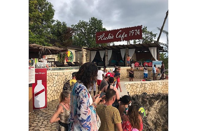 Day Tour Negril Beach & Ricks Cafe - Rick’s Cafe and the famous cliff jumps