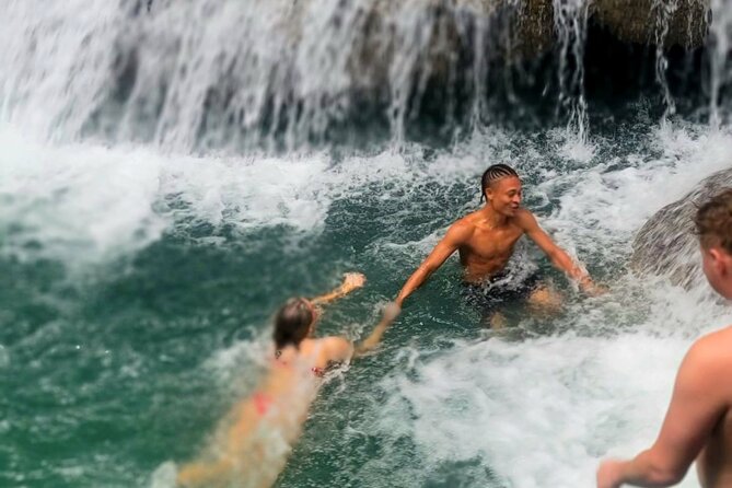 Dunn's River, Blue Hole and Bamboo Rafting from Ocho Rios - The service factor: why the driver can shape the day