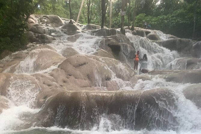 Dunns River Falls and Shopping Tour in Ocho Rios - Market time and shopping in Ocho Rios
