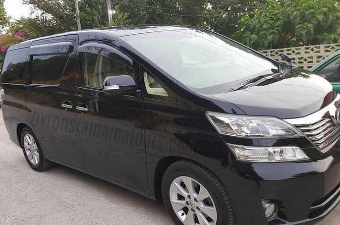 Excellence Oyster Bay Private Transfer - A closer look at the airport arrival