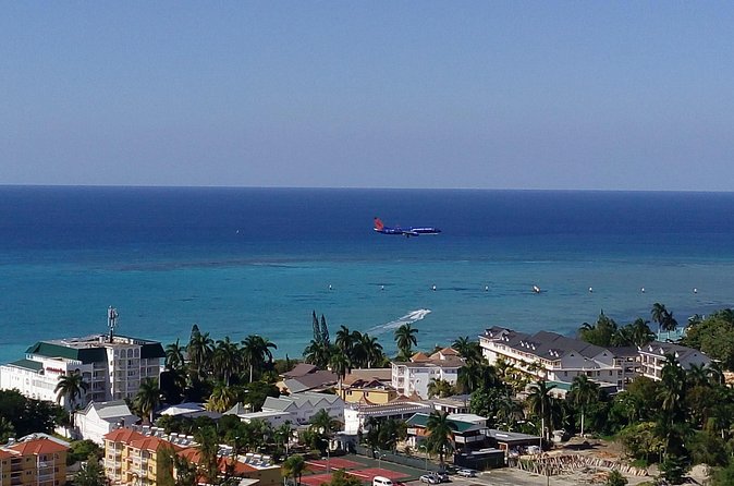 EXCLUSIVE AIRPORT / CRUISE PORT TRANSFER 1-4 Pax - What the private group size means for your budget