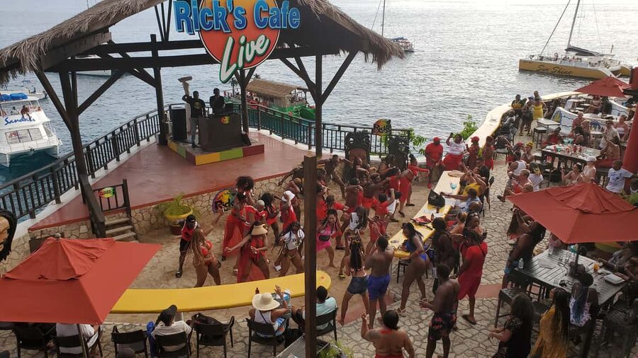 From Montego Bay: Negril Beach & Rick's Cafe Sunset Day Trip - Optional shopping gives the day some choice