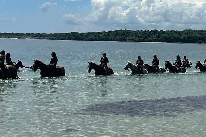 Horseback Riding in the Ocean from Ocho Rios & Runaway Bay - The five-minute trail ride to the shore