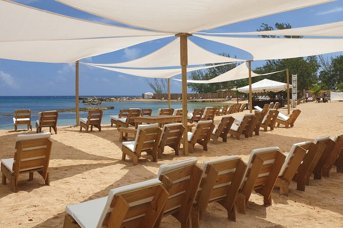 Montego Bay: Bamboo Beach Club with Lunch and Cocktails - Crowd size, quiet days, and service levels
