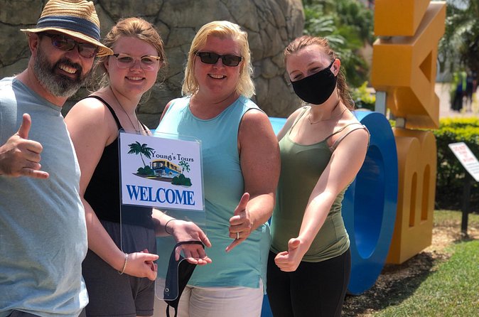 Montego Bay Roundtrip Luxury Transfer with Lounge Access - Private service, but not a guided tour