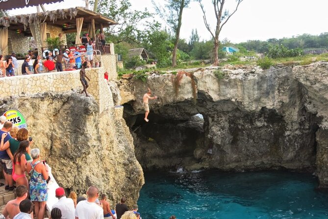 Negril Beach Break and Ricks Cafe - Montego Bay Cruise Port - The cliffs and sunset at Rick’s Cafe