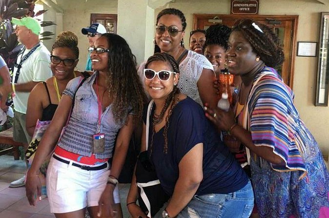 Negril Hotels Private Round Trip Transfers from MBJ - The arrival handoff: representative first, driver second