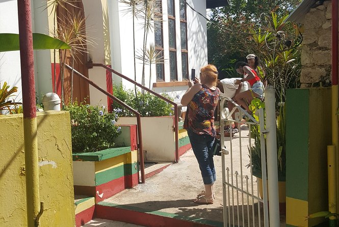 Nine Mile Tour from Ocho Rios - The mausoleum, stairs, and steep hill