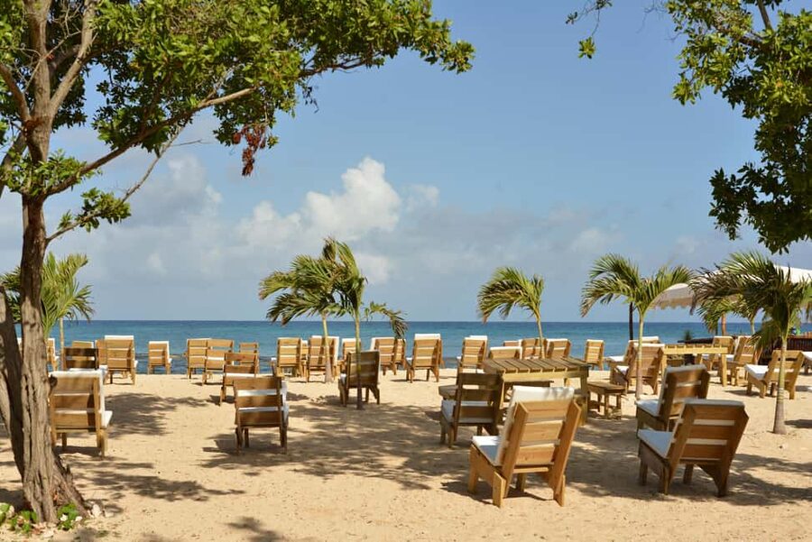 Ocho Rios: Bamboo Beach Club VIP Pass with Lunch and Drinks - Entertainment that stays optional