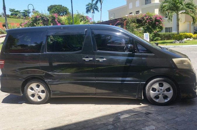 Private Airport Transfer to Bahia Principe Grand Jamaica - Finding your driver at the airport