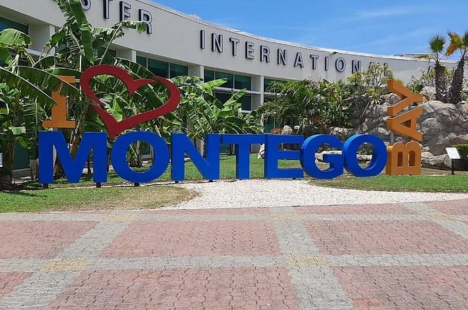 Private Airport Transfers to Negril Hotels - Helpful drivers and local conversation