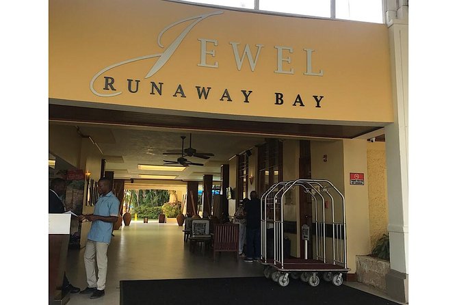 Private Roundtrip Airport Transfer to Resorts in Runaway Bay - What the return journey is like