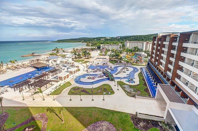 Private Transfer from Montego Bay Airport to Falmouth Area - A moving introduction to Jamaica