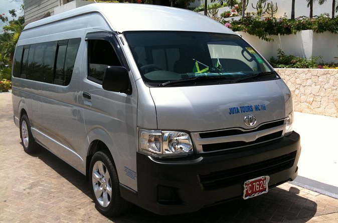 Private Transfer from Montego Bay Airport to Ocho Rios - A calm arrival for families and solo passengers