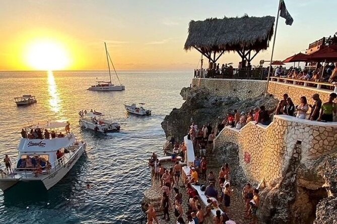 Rick's Cafe & Shopping in Negril - Why Rick’s Cafe is the star of the outing