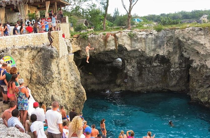 Seven Mile Beach and Rick’s Cafe Private Tour - Why this pairing works so well